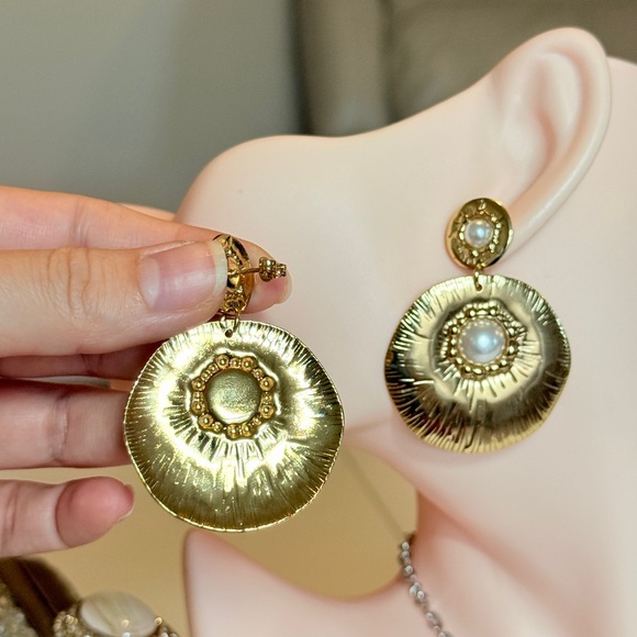 ⚜️ Elegant Gold Pearl Earrings - Picture 5 of 8